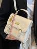 Bolso cuadrado pequeño portátil con relieve lindo de diseño de nicho de moda popular de este año, bandolera casual para ir al trabajo que combina con todo