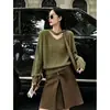 Suéter de tricô com lantejoulas, gola halter em V, design moderno, feminino, outono, solto, elegante, com temperamento, top base