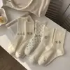 Meias brancas para mulheres, meias de cano médio com bolinhas para outono e inverno, meias JK Lolita japonesas empilháveis, versão coreana com renda e listras finas longas