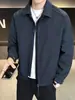 Colección Otoño 2026: Chaqueta Casual de Moda para Hombre con Solapa Elegante, Diseño de Alta Gama, Minimalista y Genial, con Aspecto de Retazos y Estilo Falso de Dos Piezas