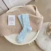 Calcetines esponjosos para mujer, de longitud media hasta la pantorrilla, forrados de felpa y engrosados para abrigar, adecuados para usar en casa y para dormir, con un diseño trenzado, calcetines gruesos de invierno
