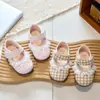 Zapatos pequeños de cuero para bebé niña, encaje de cuadros, dulces y lindos, estilo princesa, zapatos de punta cuadrada, zapatos de suela blanda, zapatos de muñeca, zapatos para los primeros pasos