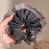 Goma para el pelo de encaje francés, un accesorio para el cabello de alta gama para mujer, perfecto para crear un moño o una cola de caballo elegante. Es un coletero delicado y elegante, disponible en tamaño grande