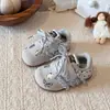 Zapatos Deportivos Infantiles 2026 Otoño Nuevo Estilo Suela Suave Zapatos Forrest Gump Lindos Zapatos Casuales para Niñas Antideslizantes Resistentes al Desgaste Zapatos para Niños Pequeños