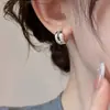 Nuevos aretes de metal de doble aro, de alta gama y nicho, un diseño minimalista y único de una diseñadora mujer, disponibles para venta al por mayor