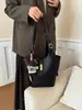 Bolso tipo cubo de gama alta para mujer, nuevo estilo 2026, con dijes decorativos, un bolso de hombro ligero y lujoso, versátil para ir al trabajo y se puede llevar debajo del brazo