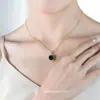 Diseño Compacto de Lujo Ligero Estilo Japonés y Coreano Colgante de Gema Esmeralda Collar Elegante de Latón Sencillo Cadena para la Clavícula