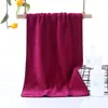 Toalla de barbero al por mayor de fábrica, toalla de cama absorbente de secado rápido para salón de belleza, suave, sin pelusa, variedad de colores disponibles