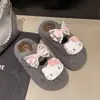 Chinelos de Pelúcia da Hello Kitty Desenho Animado Fofos para Mulheres 2026 Novo Outono Inverno Femininos Laço Chinelos Planos de Algodão com Solado Grosso