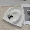Chapéu de tricô com decoração de flor francesa para mulheres, outono e inverno, estilo coreano suave, chapéu largo, cobertura quente para a cabeça, chapéu para o frio, circunferência da cabeça grande