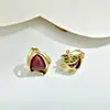 Versátiles Aretes Geométricos Exquisitos de Angora Rojo con un Diseño de Nicho Vintage, Lujo Ligero, Modernos Aretes de Esmalte en Forma de Corazón para Mujer