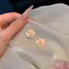 Pendientes de botón de flor lindos con pasador de plata S925 para mujer, pendientes de diseño nicho, pendientes de lujo ligero, estilo chica dulce de alta gama, venta al por mayor