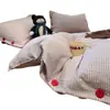Conjunto de Quatro Peças Tingido em Fio, Estilo Liso Não Estampado, Classe A para Maternidade e Bebê, Lençol de Cama de Botão 100% Algodão, Capa de Edredom, Conjunto de Três Peças de Lençol com Elástico para Dormitório