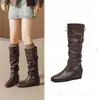 Botas Femininas Longas com Aumento de Altura Oculto 2026 Nova Coleção Outono Retro Versátil Franzidas com Fivela de Couro Emagrecedoras de Cano Alto Botas de Equitação