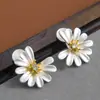 Pinzas para Orejas de Flor de Margarita Blanca Románticas y Suaves para Mujeres Sin Perforaciones, Accesorios para Orejas de Bobina de Mosquito Versátiles Elegantes de Gama Alta de Nicho