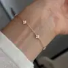 Pulsera de Trébol de Cuatro Hojas de Plata de Ley s925 Lujo Ligero Nicho Versátil Pulsera de Tacto Exquisito con Diseño Incrustado de Diamantes Nuevo 2026 6074A
