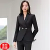 Conjunto de terno estilo profissional para mulheres, adequado para concursos públicos e entrevistas, apresentando gola mandarim, vestimenta de negócios e calças levemente pantalona.