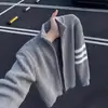 Cardigan Suéter de Tricô Americano com Três Barras Masculino Outono Corte Justo Toque de Luxo Estilo Preguiçoso Jaqueta Casaco com Zíper