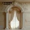 Cortinas de yeso de suelo a techo estilo francés, componentes de marco de puerta arqueado, ventanal de dormitorio con parte superior arqueada tallada, textiles suaves hechos a medida