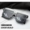 Gafas de sol cuadradas de mosaico divertidas negras con texto personalizado, gafas de píxeles, accesorios para sesiones de fotos de reunión anual y fiesta de cumpleaños