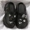 Zuecos de diseño floral con suela gruesa para mujer, sandalias de punta cerrada, nuevas de moda de verano antideslizantes 2026 estilo playa con aumento de altura