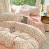Juego de ropa de cama de cuatro piezas de gasa de algodón de doble capa estilo coreano con estampado integral de flores amarillas pequeñas, hojas de loto y ribete grande de encaje, transpirable y fresco, adecuado para uso en el hogar y para estudiantes