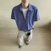 Camisa Vertical de Gola V Falsa Duas Peças Estilo Americano para Homens, Estilo Old Money de Verão, Meio Abotoada, Barra Elástica, Manga Curta