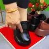 Sapatos Mocassins de Couro Grosso Estilo Britânico para Mulheres 2026 Outono Novidades Couro Macio Solado Macio Velcro Versátil Confortável Sapatos Individuais para Mulheres