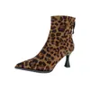 Colección nueva 2025 europea y americana: botines sexys de gamuza con punta y estampado de leopardo, botas de corte ajustado, botas de moda de tacón alto para mujer