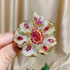 Broche corsage de flor tridimensional de lunares rubí para corte, pin de solapa para traje femenino, tesoro de color, lujo completo, circonita de diamante