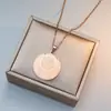 Suministro Directo de Fábrica Colorfast Acero de Titanio Collar Colgante Redondo Simple Tallado Pequeño Nicho Versátil Accesorios Diarios de Viaje para Mujer
