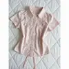Camisa de renda com retalhos de manga curta estilo doce para mulheres, top de verão justo com ajuste na cintura e gola, com design de gravata rosa