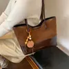Nova coleção de outono: bolsa tote feminina estilosa e requintada com uma única alça de ombro, apresentando estampa de leopardo retrô e material camurça, grande capacidade e adequada para o trajeto diário em 2026