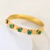 Directo de fábrica europeo y americano transfronterizo parche de acero de titanio hebilla de trébol de cinco hojas pulsera moda sentido de alta gama pulsera chapada en oro venta al por mayor