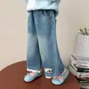 Pantalones Vaqueros de Encaje con Forma de Corazón Estilo Coreano para Niñas Estilo Primavera/Otoño 2026 Nueva Moda Infantil Pantalones Largos Elegantes para Niñas Pequeñas Tendencia