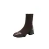 Novas Botas de Couro Femininas Europeias e Americanas com Costura Quadrada em Camurça, Zíper Lateral, Botas de Cavaleiro, Botas Curtas, Botas de Salto Médio Grosso, Tamanhos 33-43