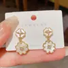 Pendientes de concha geométrica de estilo nicho de lujo ligero para mujer, diseño coreano, pendientes de botón versátiles exquisitos para el trabajo