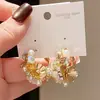 Pendientes de Aro Geométricos con Flor de Perla Artificial Estilo Francés Aguja de Plata, Versátiles de Moda Personalidad Exquisitos de Lujo Ligero Pendientes de Gama Alta