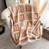 Cachecol de cashmere sintético outono e inverno para mulheres, com padrão H, moderno e elegante, design jacquard espessado, cachecol quente, xale para ambiente com ar condicionado, aquecedor de pescoço