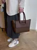 Bolso tote de tapa abatible, de alta gama, minimalista para mujer, nueva colección otoño/invierno 2026, versátil, estilo retro, gran capacidad, adecuado para ir al trabajo.