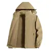 Chaqueta de trabajo retro casual para hombre, tipo commuter, con un diseño de solapa que modifica la línea de los hombros y crea una silueta limpia y estilizada sin ser voluminosa.