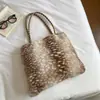 Nova Bolsa Tote Leopardo Personalizada de Alto Valor para Mulheres Outono 2026, Bolsa de Pelúcia Grande Capacidade para Ombro, Bolsa de Ombro para o Dia a Dia