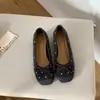 Zapatos planos de lunares estilo coreano con punta cuadrada, nueva colección otoño 2026 para mujer, con un diseño suave y elegante con lazo y estilo slip-on, parecidos a los bailarines