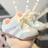 Zapatillas de entrenamiento alemanas para niños, nueva colección primavera/otoño 2026, zapatillas casuales ligeras y duraderas, zapatillas blancas de moda y versátiles para niñas