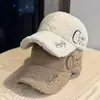 Gorra de Béisbol Bordada con Letras de Lana de Cordero Nueva para Otoño e Invierno, Gorro Cálido para Protección contra el Frío al Aire Libre para Mujeres, Gorra Versátil de Pico de Pato a la Moda