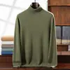 Otoño e Invierno Nuevo Tejido de Cachemira Capa Base Holgada Commute de Negocios Manga Larga Cálido Casual Cuello Alto Para Hombre