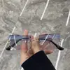 Gafas de Sol Pequeñas Sin Marco Ultra-Cool Forma Cóncava Populares Gafas de Sol Marrones Estilo Coreano Modernas Elegantes de Moda para Mujeres con Rostros Redondos