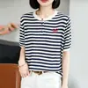 Camisa Base Redonda Doce com Bordado de Coração Estilo Academia, Listras, Seda Gelada, Manga Curta, Botões Decorados, Direto do Fabricante