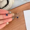 Pendientes Minimalistas Exquisitos de Circonita Azul Pequeños de Presión Nicho Lujo Ligero Diseño de Alta Gama Pendiente para Cartílago Auricular Cuidado del Oído de la Mujer Joyería para el Oído de Moda