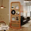 Divisória de Tela de Madeira Natural Estilo Novo para Sala de Estar e Varanda, Feita de Madeira Maciça e Rattan, Móvel, Voltada para a Porta de Entrada, com uma Estante de Armazenamento de Piso